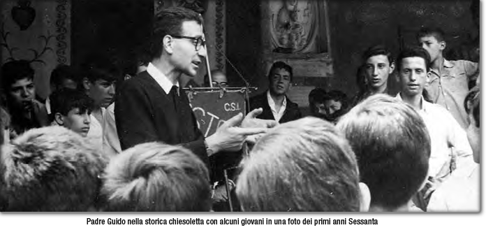 Padre Guido nella storica chiesoletta con alcuni giovani in una foto dei primi anni Sessanta
