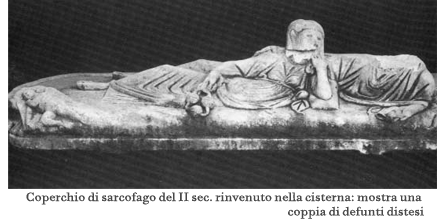 Coperchio di sarcofago del II sec. rinvenuto nella cisterna: mostra una coppia di defunti distesi