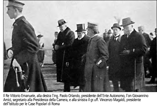 Il Re Vittorio Emanuele, alla destra l'ing. Paolo Orlando, presidente dell'Ente Autonomo, l'on Giovannino Amici, segretario alla Presidenza della Camera, e alla sinistra il gr.uff. Vincenzo Magaldi, presidente dell'Istituto per le Case Popolari di Roma
