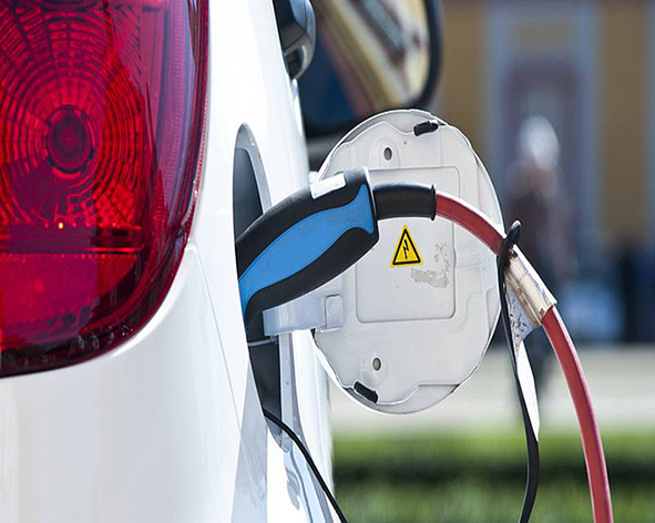 csm_Auto_elettrica_ricarica_colonnina_e070f90d43