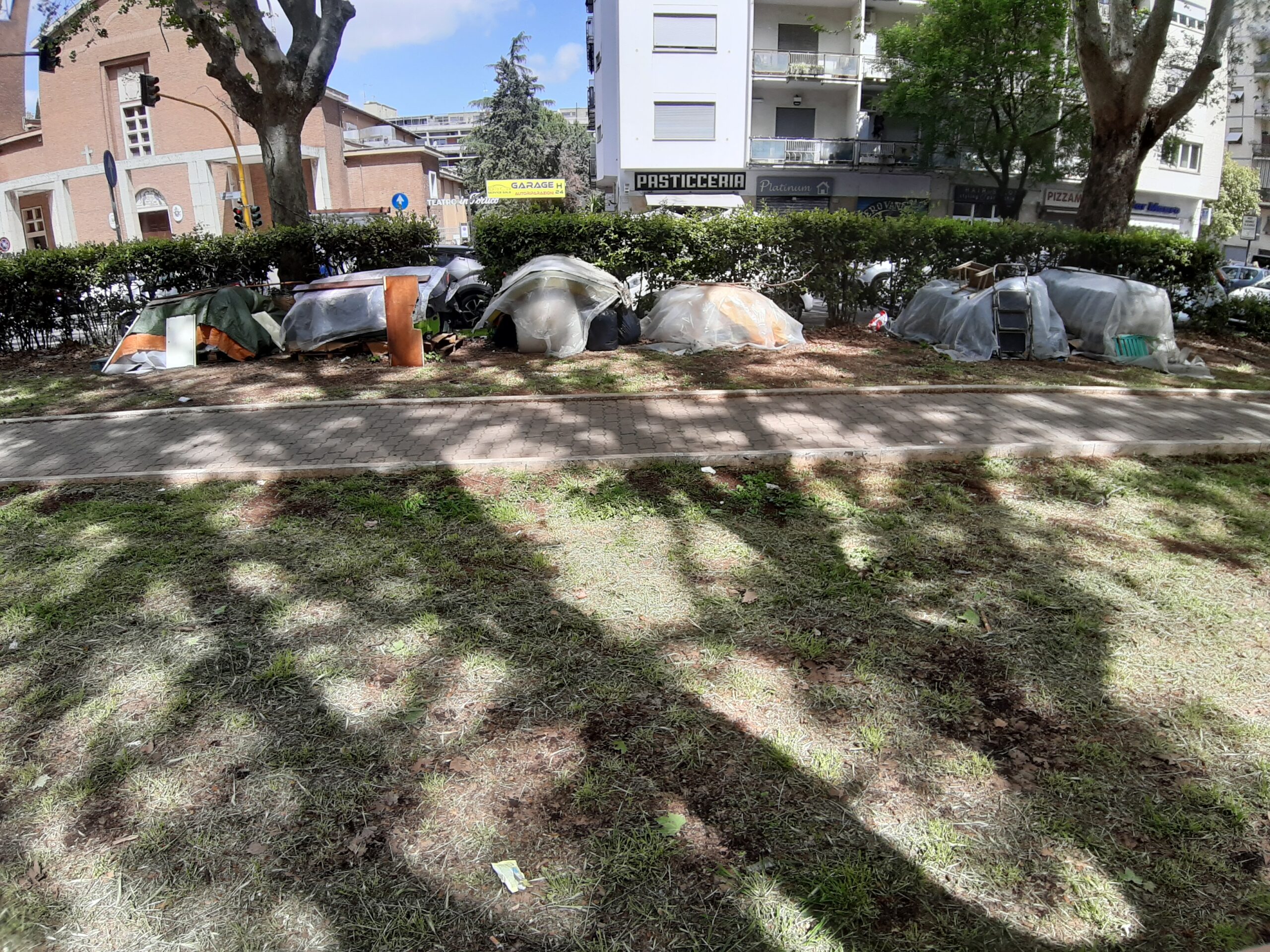 Accampamento abusivo di fronte Santa Galla