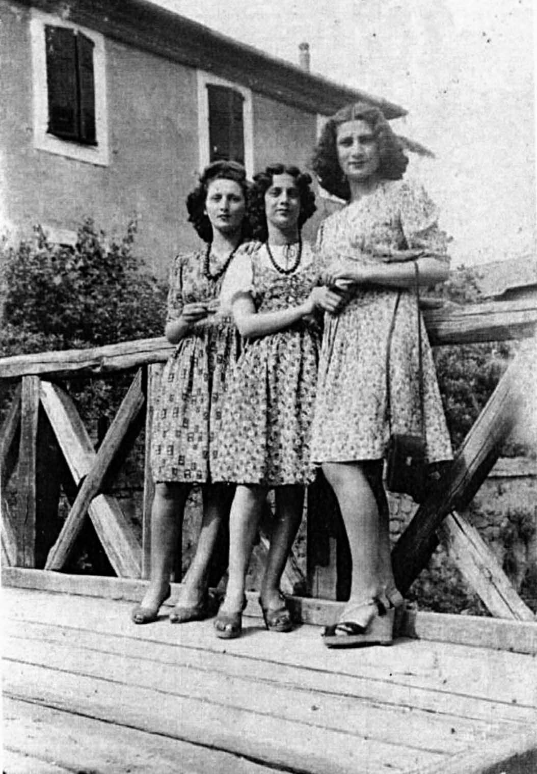 La famiglia Natalini sul ponticello di legno, sullo sfondo edificio ex lotto 4